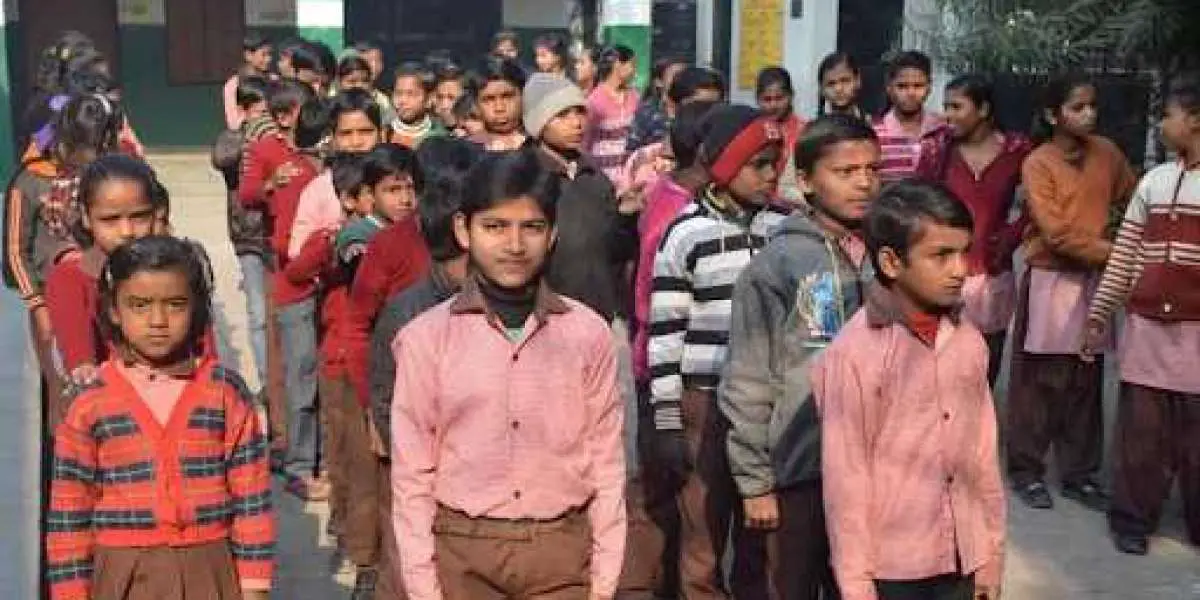 Two lakh school children did not get sweater