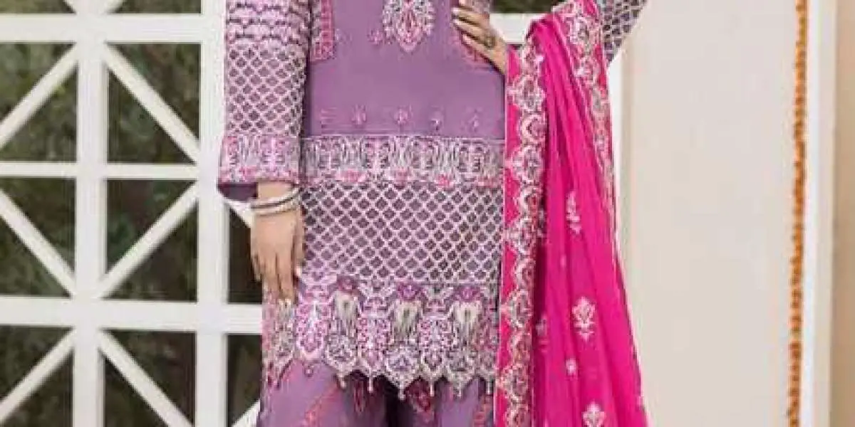 Top Pakistani Dresses Famous in the UK